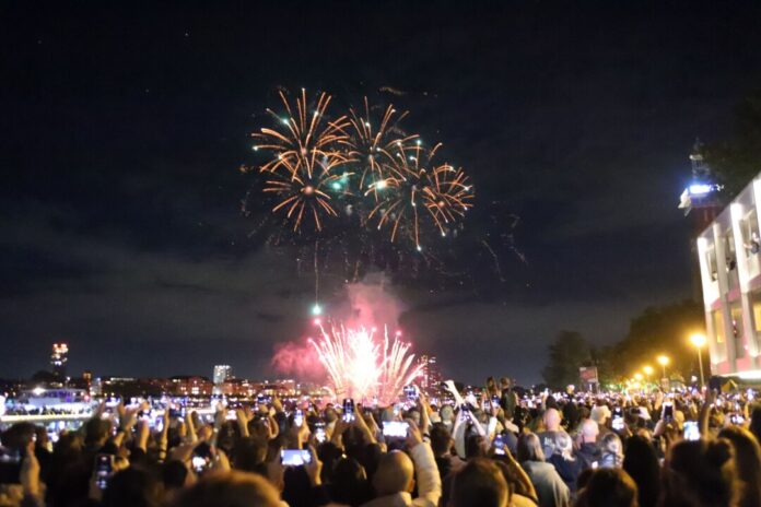 20. Kölner Lichter Das musiksynchrone Höhenfeuerwerk lockte bei sternenklarem Himmel tausende Zuschauer an den Fluss.
