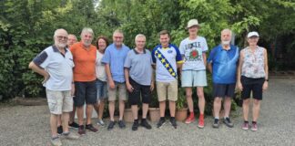 Moritz Rosik (Mitte) mit Opa Rudi und der 5. Mannschaft von PUR-Lintorf, Bild: Ursula Settner
