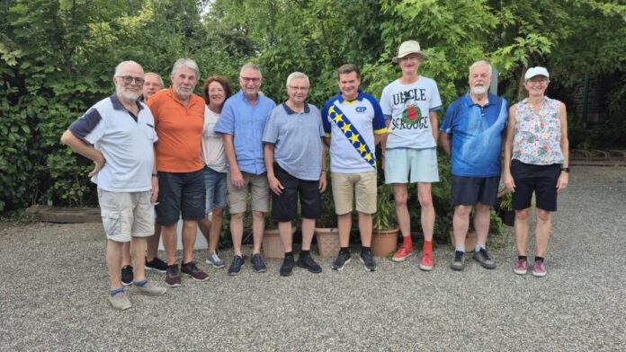 Moritz Rosik (Mitte) mit Opa Rudi und der 5. Mannschaft von PUR-Lintorf, Bild: Ursula Settner