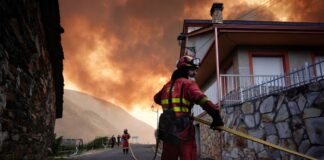Während sich die Lage bei den Waldbränden in Spanien insgesamt leicht zu entspannen beginnt, wüten vor allem in Kastilien und León sowie in Galicien noch immer gefährliche Feuer.