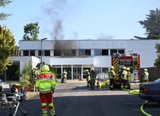 In Pulheim hat am Vormittag ein Brand in einem Bürogebäude zu einem Großeinsatz der Feuerwehr geführt.