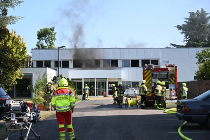 In Pulheim hat am Vormittag ein Brand in einem Bürogebäude zu einem Großeinsatz der Feuerwehr geführt.