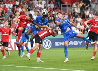 Patrik Schick (2. v. r.) brachte die Leverkusener in Führung.