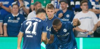 Isaiah Young und Stefano Russo jubeln über das entscheidende 1:0 für Bielefeld.