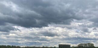 Der Himmel über dem Münsterland ist wolkenverhangen, Regenschauer sind möglich.
