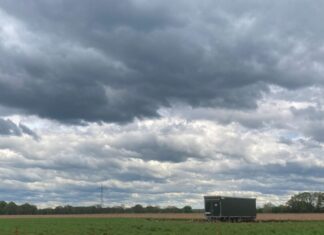 Der Himmel über dem Münsterland ist wolkenverhangen, Regenschauer sind möglich.
