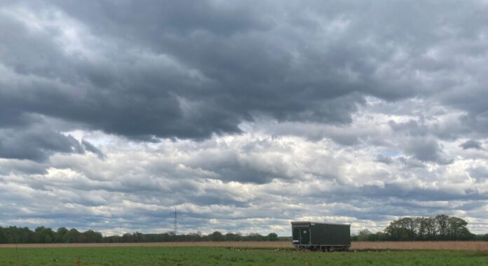 Der Himmel über dem Münsterland ist wolkenverhangen, Regenschauer sind möglich.