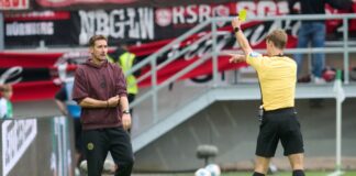 Kein guter Abend für Nürnbergs Trainer Miroslav Klose - diese Gelbe Karte durch Schiedsrichter Jarno Wienefeld aber erhielt sein Co-Trainer Javier Pinola hinter ihm. 