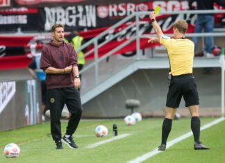 Kein guter Abend für Nürnbergs Trainer Miroslav Klose - diese Gelbe Karte durch Schiedsrichter Jarno Wienefeld aber erhielt sein Co-Trainer Javier Pinola hinter ihm. 