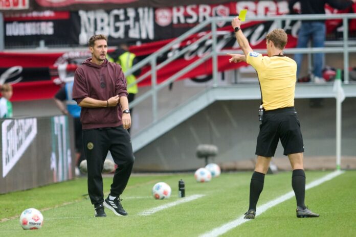 Kein guter Abend für Nürnbergs Trainer Miroslav Klose - diese Gelbe Karte durch Schiedsrichter Jarno Wienefeld aber erhielt sein Co-Trainer Javier Pinola hinter ihm. 