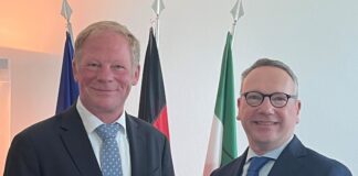 NRW-Justizminister Benjamin Limbach überreicht Carsten Günther die Ernennungsurkunde. 