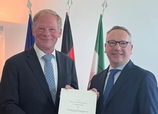 NRW-Justizminister Benjamin Limbach überreicht Carsten Günther die Ernennungsurkunde. 