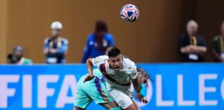 Der 19 Jahre alte Argentinier Claudio Echeverri (vorne) könnte bald für Bayer Leverkusen auflaufen.