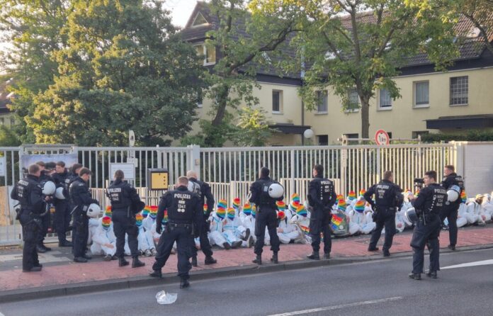 Blockade von Bundeswehr-Einrichtung in Köln Mit einer Sitzblockade protestieren Aktivisten vor einem Bundeswehr-Gebäude.