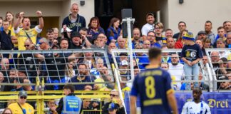  Christopher Antwi-Adjei (r, FC Schalke 04) steht bei einem Einwurf. Der Spieler gab nach dem Spiel an, dabei rassistisch beleidigt worden zu sein.