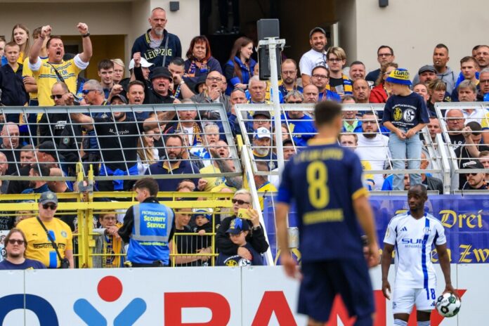  Christopher Antwi-Adjei (r, FC Schalke 04) steht bei einem Einwurf. Der Spieler gab nach dem Spiel an, dabei rassistisch beleidigt worden zu sein.