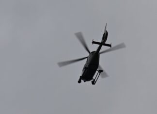 Ein Rettungshubschrauber brachte einen der Schwerverletzten ins Krankenhaus. (Symbolbild)