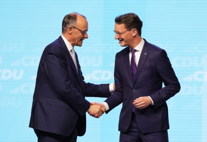 Merz kommt Kabinett Wüst besuchen Friedrich Merz (links) und Hendrik Wüst (beide CDU) bei einer Wahlkampfveranstaltung vor der Bundestagswahl. (Archivfoto)