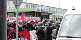 Die Polizei hat eine Blockadeaktion von Kriegsgegnern beim Motorenbauer Deutz beendet.