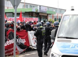 Die Polizei hat eine Blockadeaktion von Kriegsgegnern beim Motorenbauer Deutz beendet.