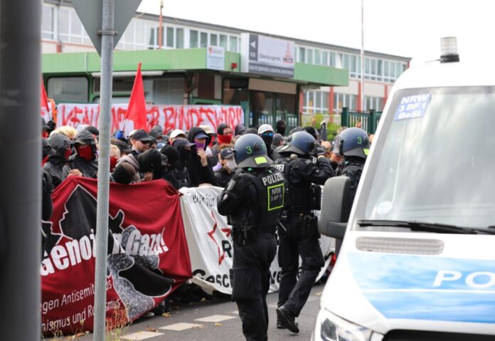 Die Polizei hat eine Blockadeaktion von Kriegsgegnern beim Motorenbauer Deutz beendet.