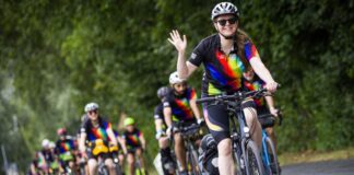 In Hannover sind die Fahrerinnen und Fahrer mit bunten Regenbogentrikots losgefahren.