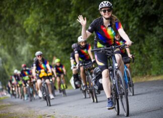 In Hannover sind die Fahrerinnen und Fahrer mit bunten Regenbogentrikots losgefahren.