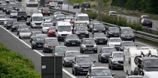 In NRW waren zum Jahresbeginn auf 1.000 Einwohnerinnen und Einwohner 590 Pkw zugelassen. Auch bundesweit erreichte die sogenannte Pkw-Dichte diesen Wert. (Symbolbild)