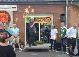 BM Klaus Pesch gehörte zu Frenzels Gratulanten und den Wegbegleitern des Aufbaus der Griechischen Gemeinde am Hauser Ring, Bild: Alexander Heinz