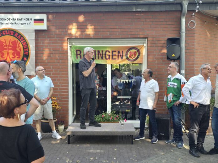 70 Jahre Frenzel BM Klaus Pesch gehörte zu Frenzels Gratulanten und den Wegbegleitern des Aufbaus der Griechischen Gemeinde am Hauser Ring, Bild: Alexander Heinz