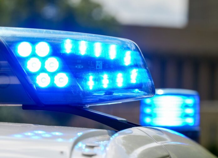 Blaulicht Ein Fußgänger wird bei Bielefeld von einem Lkw tödlich verletzt. (Symbolfoto)
