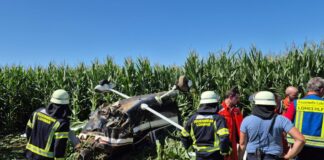 In dem Flugzeug saßen der Pilot und seine Ehefrau.