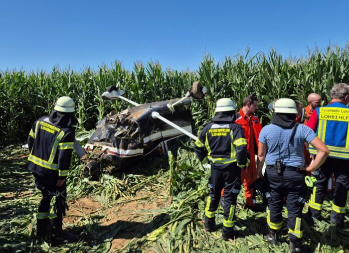 In dem Flugzeug saßen der Pilot und seine Ehefrau.
