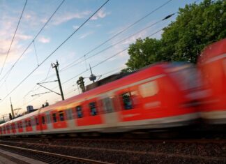 Auf der für Pendler wichtigen Voreifelbahn zwischen Bonn und Euskirchen fährt ab dem 22. August, ab 1 Uhr nachts, drei Wochen lang kein Zug. (Archivbild)