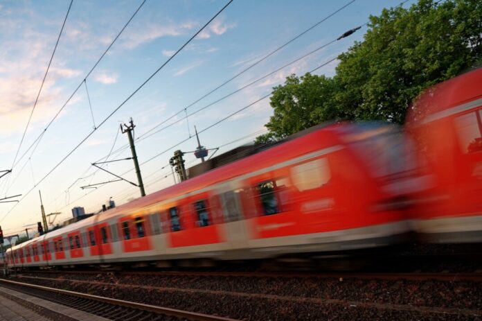 Auf der für Pendler wichtigen Voreifelbahn zwischen Bonn und Euskirchen fährt ab dem 22. August, ab 1 Uhr nachts, drei Wochen lang kein Zug. (Archivbild)