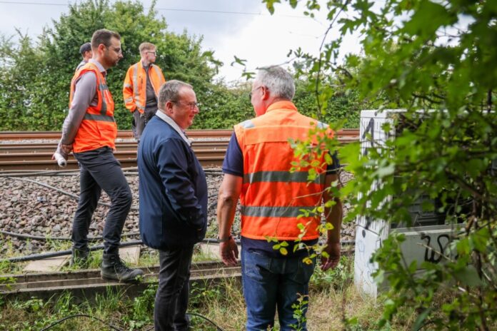 Weiterer Brandanschlag auf wichtige Bahnstrecke - Düsseldorf NRW-Verkehrsminister Krischer besucht die Anschlagsstelle an der Bahnlinie bei Düsseldorf