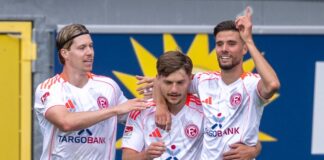 Der Düsseldorfer Anouar El Azzouzi (r-l) feiert mit den beiden Torschützen Florent Muslija und Cedric Itten.