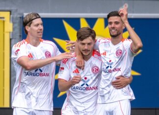 Der Düsseldorfer Anouar El Azzouzi (r-l) feiert mit den beiden Torschützen Florent Muslija und Cedric Itten.