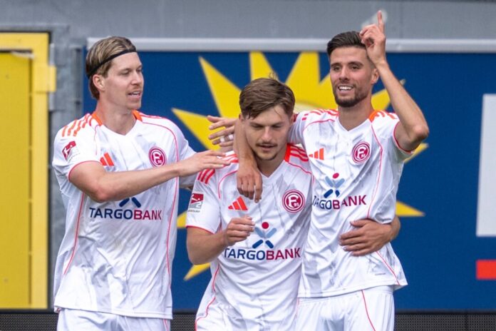 Der Düsseldorfer Anouar El Azzouzi (r-l) feiert mit den beiden Torschützen Florent Muslija und Cedric Itten.