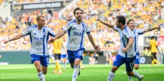 Schalkes Kenan Karaman (2. v.l.) jubelt nach seinem verwandelten Elfmeter. 