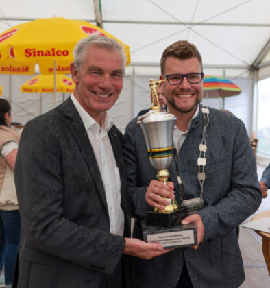 Bürgermeister Klaus Pesch und Tim Rohrbach mit dem Gästeschützenpokal, Bild: Alexander Heinz