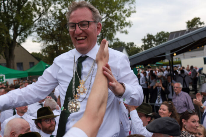 Tobias Gérard lässt sich feiern, Bild: Alexander Heinz