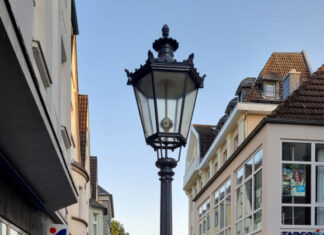 Bis zum Jahresende 2025 sollen auf Betreiben der Stadtwerke Ratingen alle Altstadtleuchten im neuen Glanz erstrahlen. Foto: Stadtwerke Ratingen