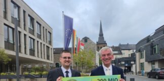 Patrick Anders und Bürgermeister Pesch präsentieren Rekordergebnis bei Gewerbesteuereinnahmen, Bild: Alexander Heinz