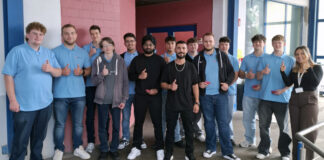 Elias Marx, Paul Hesse, Philip Wiemer, Maikel Gatterdam, Samuele Sottosanti, Mathishanth Suthakaran, Alexandros Vergos, Ilker Topal (Mitarbeiter Prototypenbau), Kevin Fröhlich, Philipp Volmer, Alin Florea, Lois-Johannes Trinks, Finn-Colin Dissarz und Ausbildungskoordinatorin Izel Kilic. Foto: Witte Automotive