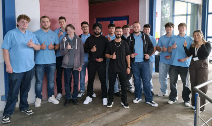 Elias Marx, Paul Hesse, Philip Wiemer, Maikel Gatterdam, Samuele Sottosanti, Mathishanth Suthakaran, Alexandros Vergos, Ilker Topal (Mitarbeiter Prototypenbau), Kevin Fröhlich, Philipp Volmer, Alin Florea, Lois-Johannes Trinks, Finn-Colin Dissarz und Ausbildungskoordinatorin Izel Kilic. Foto: Witte Automotive
