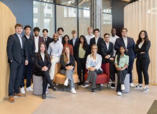 Leon Prinz, Adam Aabbadi, Sathiyan Ingaran, Rebekka Trauth, Kevin Ly, Osmar Garcia, Yasin Asanov, Pirijanka Jeevanantham, Viola Wrage, Alvar Stehr, Annika Tharmakumar, Maximilian Pakulat, Marie Melchert, Nikita Wintergoller, Djordjo Todorovic, Moubarak Abdousamadou, Shurudika Rajkumar, Sean Schmidt, Mirela Stoyanova. Außerdem gehört Ipek Cabuk zum neuen Ausbildungsjahrgang. Foto: Kreissparkasse