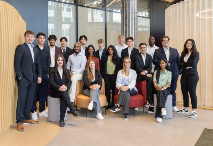Azubis_Gruppenbild Leon Prinz, Adam Aabbadi, Sathiyan Ingaran, Rebekka Trauth, Kevin Ly, Osmar Garcia, Yasin Asanov, Pirijanka Jeevanantham, Viola Wrage, Alvar Stehr, Annika Tharmakumar, Maximilian Pakulat, Marie Melchert, Nikita Wintergoller, Djordjo Todorovic, Moubarak Abdousamadou, Shurudika Rajkumar, Sean Schmidt, Mirela Stoyanova. Außerdem gehört Ipek Cabuk zum neuen Ausbildungsjahrgang. Foto: Kreissparkasse