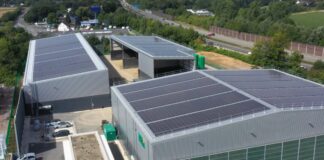 Mit rund 4.500 Quadratmetern Dachfläche und 2.200 verbauten Modulen ist die PV-Anlage auf dem Dach der Bodenrecyclinganlage die größte Aufdach-PV-Anlage der WSW. Foto: AWG