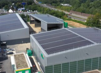Mit rund 4.500 Quadratmetern Dachfläche und 2.200 verbauten Modulen ist die PV-Anlage auf dem Dach der Bodenrecyclinganlage die größte Aufdach-PV-Anlage der WSW. Foto: AWG